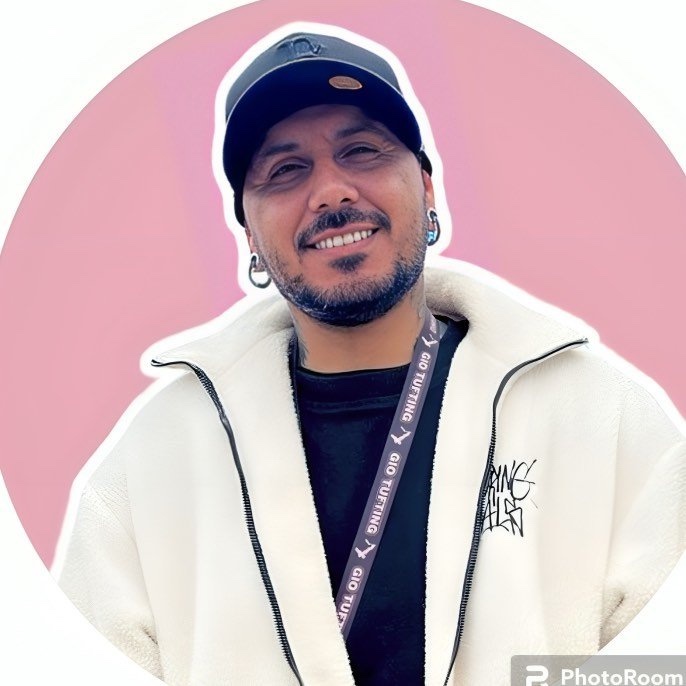 Gio, artista textil y profesor de tufting de Gio Tufting